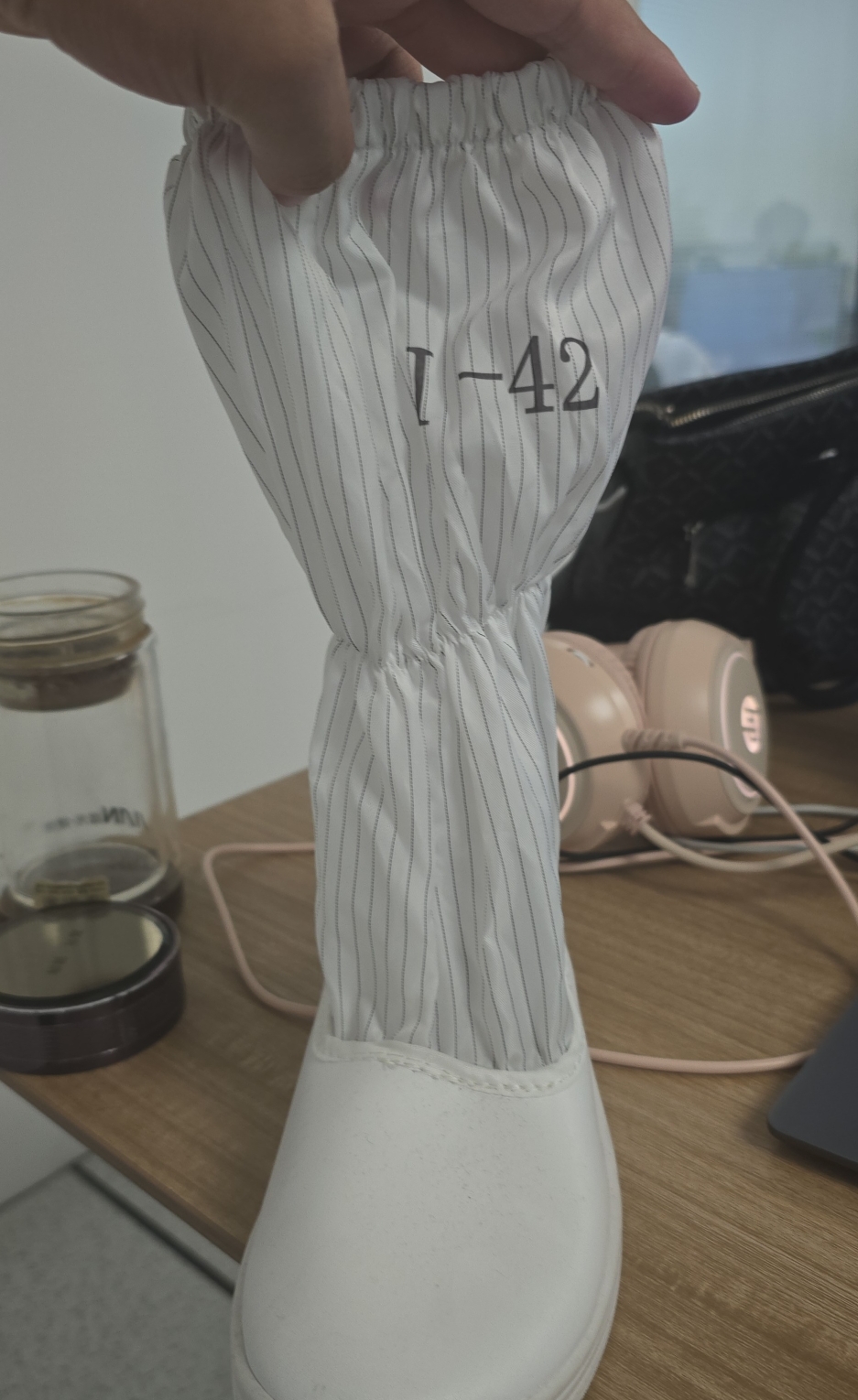 XLD/鑫力达 工作鞋(洁净区) 鞋面-皮革、鞋底-PVC、防滑 鞋筒-防静电面料 颜色: 白色 42码 印编号 下单请附图 单位:双